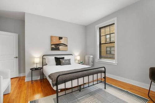 una camera bianca con un letto e una finestra di 3BR Beautifully Designed Apt close to Shops - Belmont A3 a Chicago