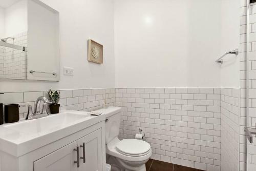 bagno bianco con servizi igienici e lavandino di 3BR Beautifully Designed Apt close to Shops - Belmont A3 a Chicago