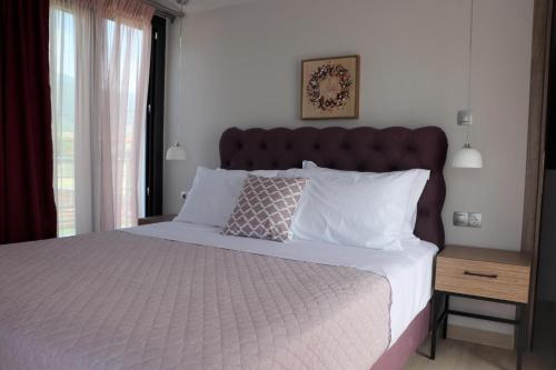 Un dormitorio con una cama grande y una ventana en OLYMPUS Paradise 4, en Skotina