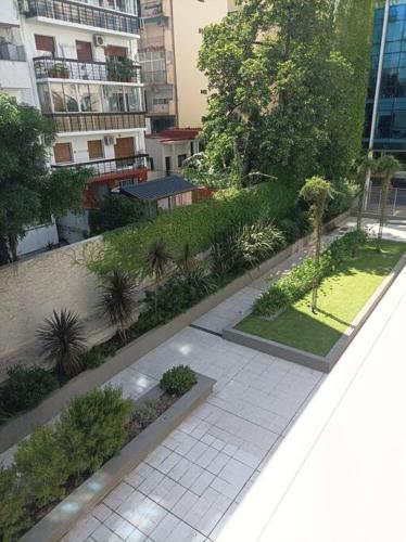 una vista aérea de un jardín en un edificio en Apartamento para vacaciones en Buenos Aires