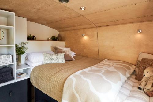 Un dormitorio con una cama y un osito de peluche. en Boutique Barges en Londres