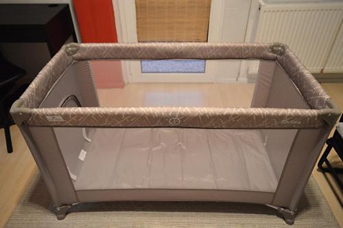 a toy crib with a bed in a room at Ευρύχωρο διαμέρισμα στο κέντρο της πόλης in Kastoria