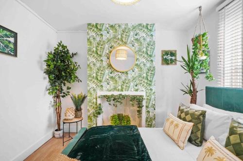 un soggiorno con divano bianco e piante di St Augustines 10 Bed Themed House a Kent
