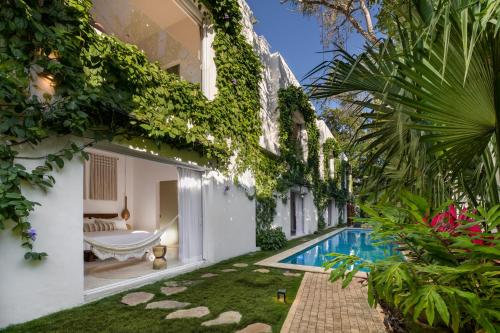 - une vue sur l'extérieur d'une maison avec une piscine dans l'établissement Olbil Hotel Boutique, à Valladolid