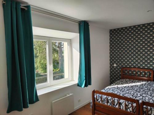 1 dormitorio con 1 cama y una ventana con cortinas verdes en Charmante petite maison proche du bourg en Le Bourgneuf-la-Forêt