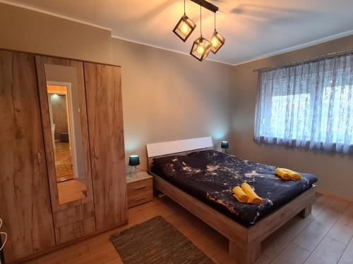 1 dormitorio con cama y ventana grande en Apartman Drinić en Sombor