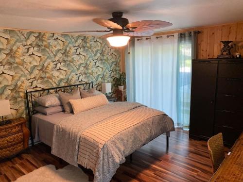 um quarto com uma cama e uma ventoinha de tecto em Peaceful Gateway to Island Creek Cottage em East Stroudsburg