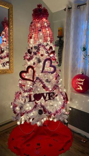 a white christmas tree with the words i love at Peaceful Gateway to Island Creek Cottage in East Stroudsburg