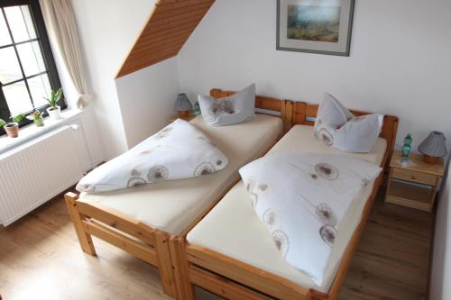 two twin beds in a room with a window at Im Herzen Deutschlands entspannen in Heilbad Heiligenstadt