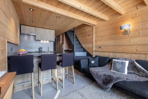een keuken en een woonkamer in een blokhut bij Val Thorens - Cosy Duplex avec Vue Silveralp 338 in Val Thorens