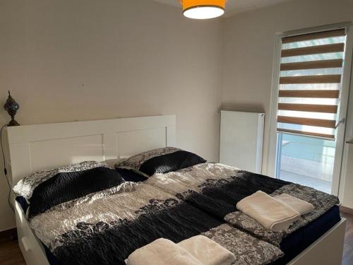 una camera da letto con un grande letto con lenzuola nere e argentate di POLAT Apartments 2 a Essen
