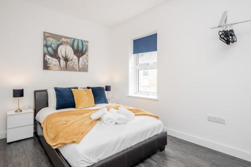 a bedroom with a bed with two towels on it at 1BR Victorian House near Bedford City Centre in Bedford