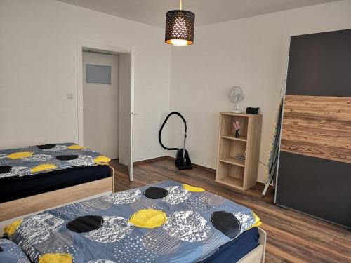 een slaapkamer met 2 bedden in een kamer bij POLAT Apartments 3 in Essen