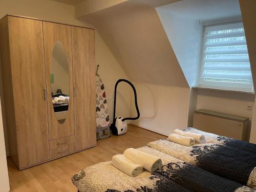 ein Schlafzimmer mit einem Bett, einem Spiegel und einer Gitarre in der Unterkunft POLAT Apartments 5 in Essen