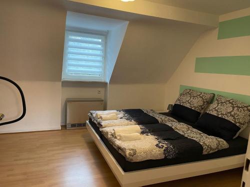 Schlafzimmer mit einem Bett und einem Fenster in der Unterkunft POLAT Apartments 5 in Essen