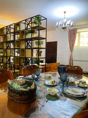 Shirbakyan Boutique Hotel & Apartments في يريفان: غرفة طعام مع طاولة مع أطباق عليها