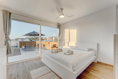 1 dormitorio con cama y ventana grande en Calma Paraiso, en Playa Paraiso