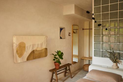 聖胡安的住宿－DADA JAJA by DW，一间配有沙发的房间和墙上的绘画