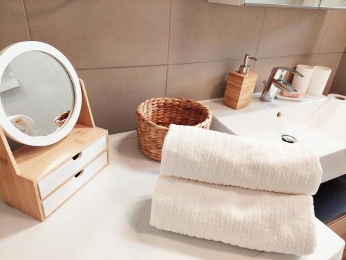 een badkamer met een witte wastafel en een spiegel bij NewHome Nicole Premantura in Premantura