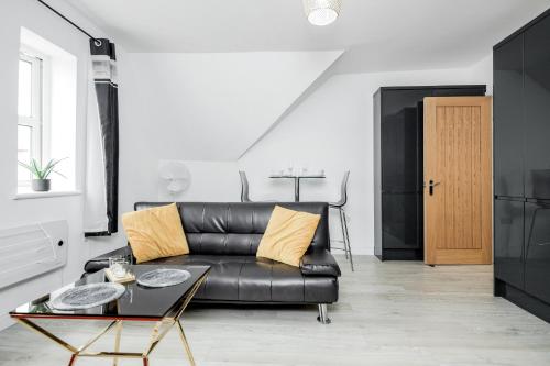 A seating area at Comfortable 2BR Apartment in Bedford