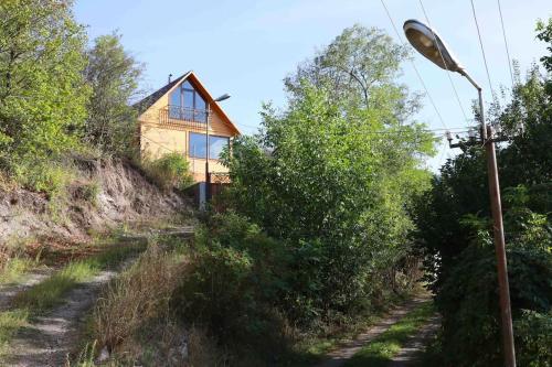ein Haus an der Seite eines Hügels in der Unterkunft Prince Guest House in Dilidschan