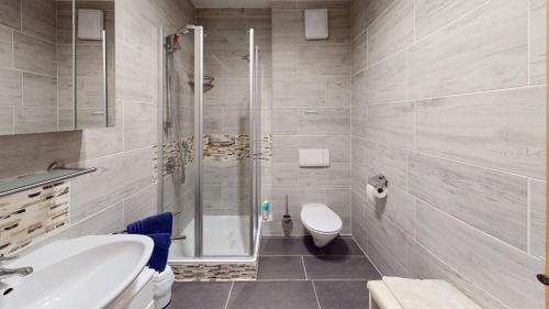 ein Bad mit einer Dusche, einem Waschbecken und einem WC in der Unterkunft Ferienwohnung Christine in Bischofswiesen