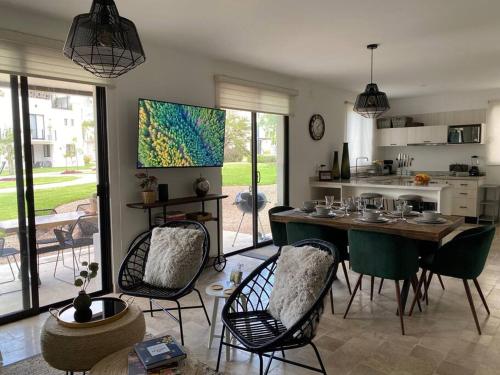 a kitchen with a table and chairs in a room at Depa planta baja en San Miguel de Allende in San Miguel de Allende