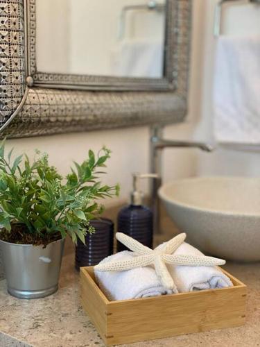 a bathroom with a wooden box with towels and a sink at Depa planta baja en San Miguel de Allende in San Miguel de Allende