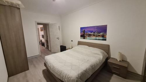 a bedroom with a bed and a painting on the wall at Appartamento Magenta 5 in Turin
