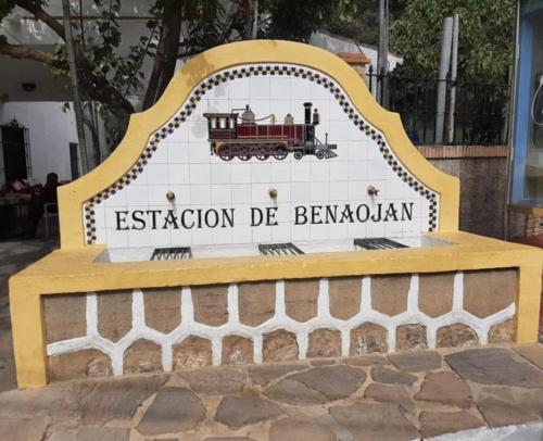 una señal para la entrada a la esacion de bernatown en Casa Ana, en Benaoján