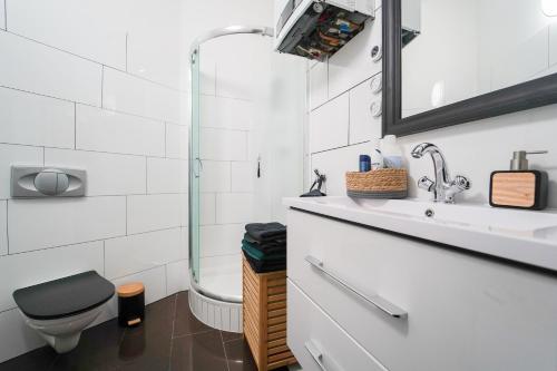 La salle de bains est pourvue d'un lavabo, de toilettes et d'un miroir. dans l'établissement Mint 13 @ Mariahilf, à Vienne