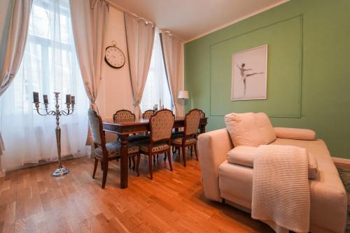 - un salon avec une table à manger et un canapé dans l'établissement Mint 13 @ Mariahilf, à Vienne