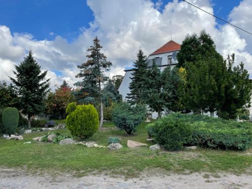 a house with a garden with trees and bushes at Agroturystyka pod Wieżą in Chojna