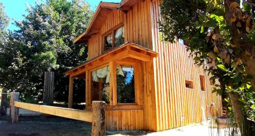 un edificio de madera con una ventana lateral en LA JACA DORADA en San Carlos de Bariloche