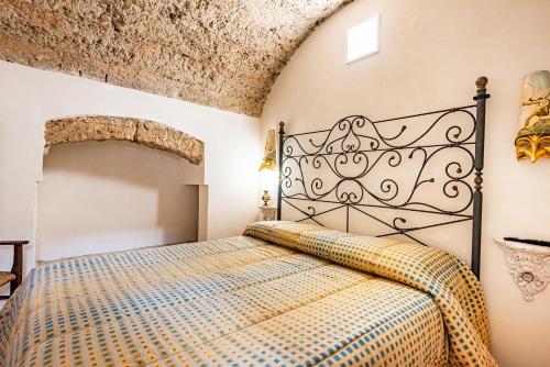 een slaapkamer met een bed in een kamer bij Casa vacanza - Le Mennule in Alliste