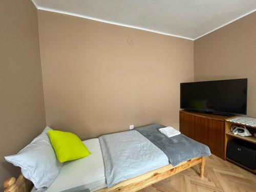 małą sypialnię z łóżkiem i telewizorem z płaskim ekranem w obiekcie Апартамент Родопско мече w mieście Devín