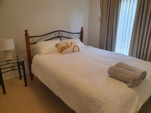 Un dormitorio con una cama con una toalla. en House on the Heights, en Lyndhurst