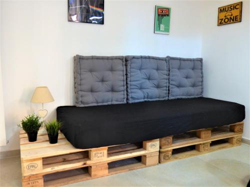 a black couch on a wooden bench in a room at Napoletando b&b in Naples
