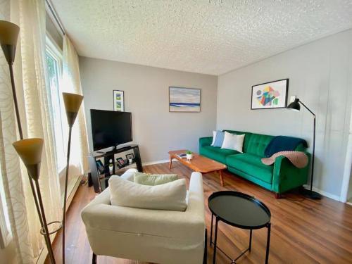 225 Cozy Work From Home Ready - 2 Bed W Backyard
