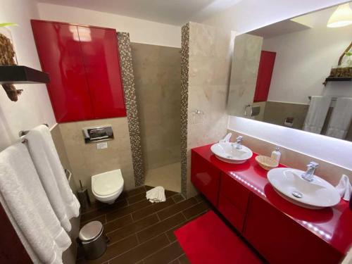baño con lavabo rojo y aseo en CABARETE BEACH HOUSES the NANNY ESTATES en Cabarete