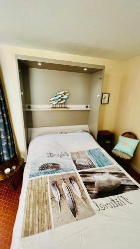 - une chambre avec un lit doté d'un grand couvre-lit avec des chaussures dans l'établissement VUE MER EXCEPTIONNELLE - GRANDE TERRASSE et PISCINE, à Bandol