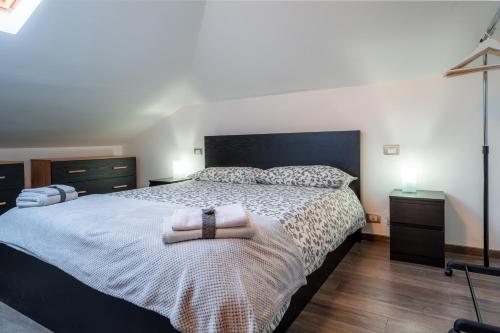 ein Schlafzimmer mit einem großen Bett und zwei Nachttischen in der Unterkunft LA SOFFITTA DEI SOGNI 010059-LT-2481 in Sestri Levante
