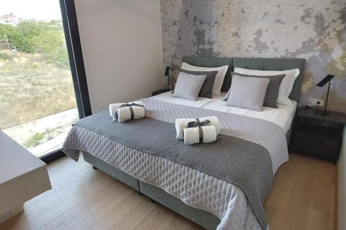 Säng eller sängar i ett rum på Splendid Beach View Apartment