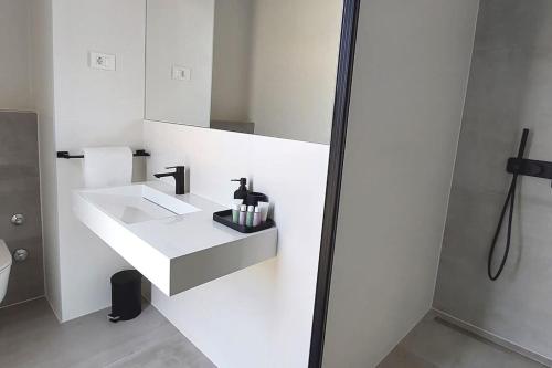 Ett badrum på Splendid Beach View Apartment