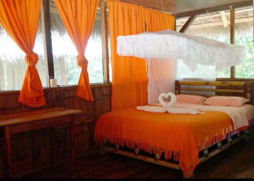 Tempat tidur dalam kamar di Caiman Lodge