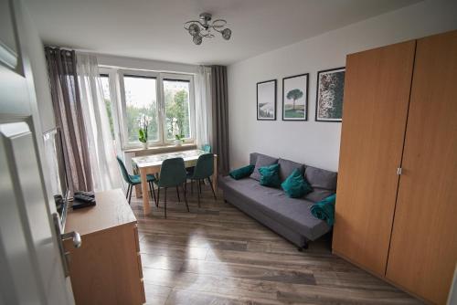 格但斯克的住宿－Mieszkanie The Heart of Gdansk，客厅配有沙发和桌子