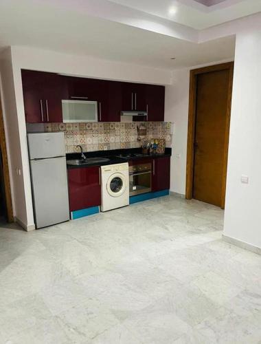 a kitchen with a washer and dryer in a room at Islam log in Casablanca