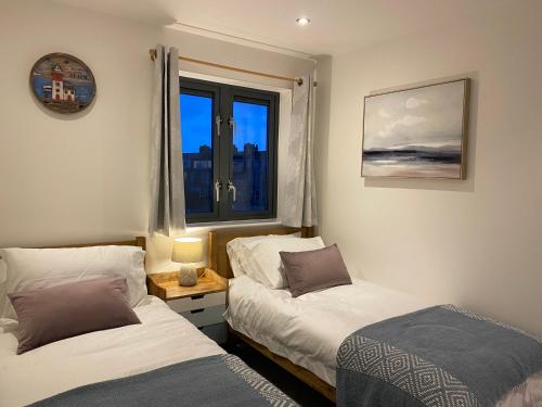 Ένα ή περισσότερα κρεβάτια σε δωμάτιο στο Amazing 2-bedroom apartment with lovely sea views