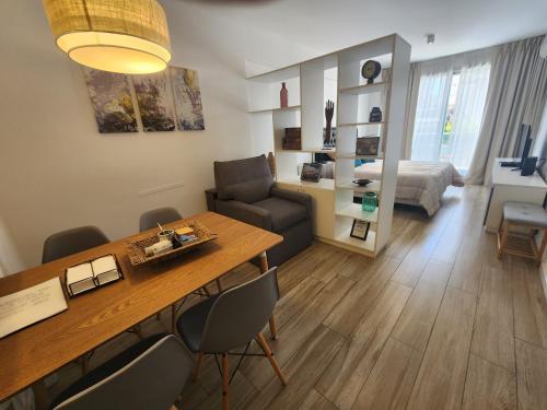 a living room with a dining room table and a couch at Exclusivo estudio a metros de la Rural y la Embajada in Buenos Aires