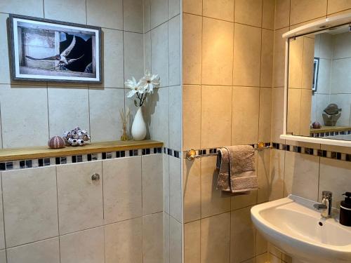 Ένα μπάνιο στο Amazing 2-bedroom apartment with lovely sea views